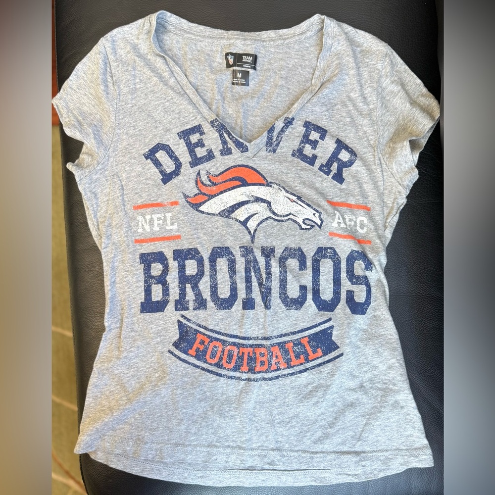 Women’s NFL Denver Bronco’s Gray V-Neck Tee (Medium)